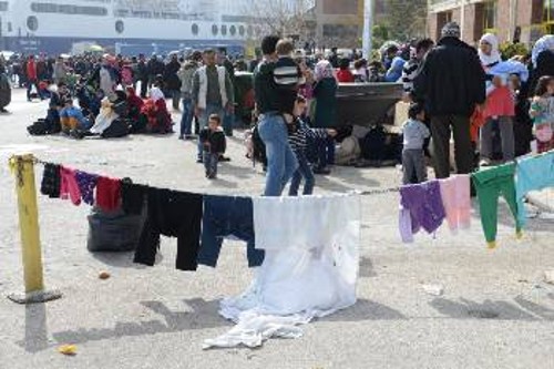 Από την καθημερινότητα των προσφύγων στο λιμάνι του Πειραιά