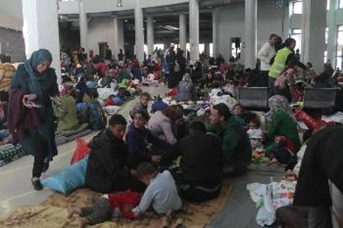 Χιλιάδες οι πρόσφυγες στους καταυλισμούς που στήνονται στους επιβατικούς σταθμούς του λιμανιού του Πειραιά