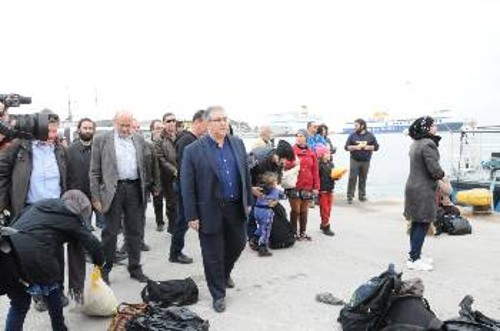 Ο ΓΓ της ΚΕ του ΚΚΕ βρέθηκε στο λιμάνι της Μυτιλήνης την ώρα που το πλοίο της Frontex αποβίβαζε νέους πρόσφυγες στο νησί