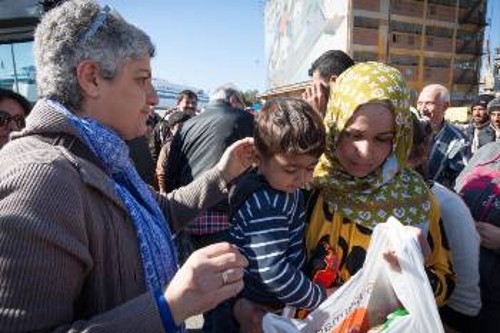 Από τη διανομή ειδών πρώτης ανάγκης στους πρόσφυγες στο λιμάνι του Πειραιά