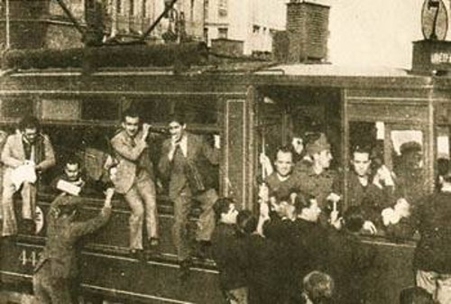Πολίτες της Αθήνας, στοιβαγμένοι και γαντζωμένοι όπως - όπως στο τρένο, ξεκινούν για το αλβανικό μέτωπο
