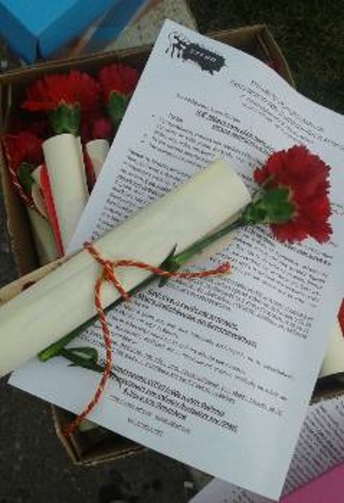 Ενα κόκκινο γαρίφαλο, το ποίημα «Ψωμί και Τριαντάφυλλα» και την ανακοίνωσή του μοίρασε στις εργαζόμενες το ΣΕΤΗΠ
