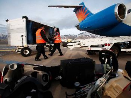 Μεγάλες αεροπορικές εταιρείες πάνε να βάλουν στο «γύψο» το δικαίωμα στην απεργία για τους υπαλλήλους των αεροδρομίων