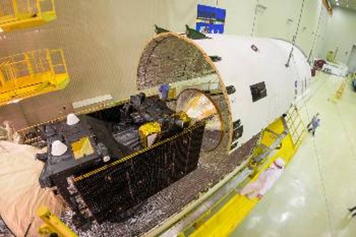Από την τοποθέτηση του μητρικού σκάφους «ExoMars» και της διαστημοσυσκευής «Σκιαπαρέλι» (ο χρυσαφί κώνος) στο χώρο φορτίου του πυραύλου Πρότον-Μ