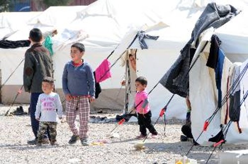 Προσφυγόπουλα στο κέντρο μετεγκατάστασης στο Σχιστό