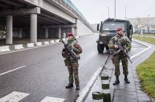Δυνάμεις και οχήματα του στρατού έχουν αναπτυχθεί σε κεντρικά σημεία των Βρυξελλών