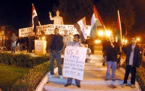 Μέλη της ιρακινής παροικίας της Θεσσαλονίκης διαδηλώνουν μαζί με τους Ελληνες φιλειρηνιστές