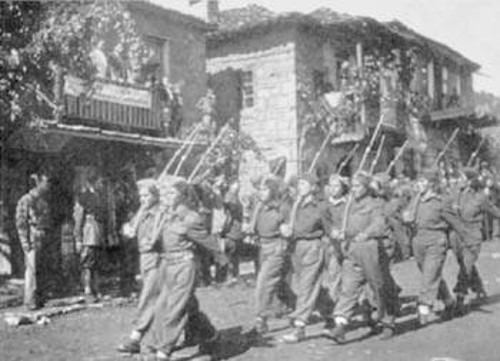Οι πρώτες γυναίκες μάχιμοι αξιωματικοί στην Ελλάδα, βγήκαν από τη Σχολή Ρεντίνας. Εδώ τμήμα γυναικών αξιωματικών κατά τη μέρα ορκωμοσίας