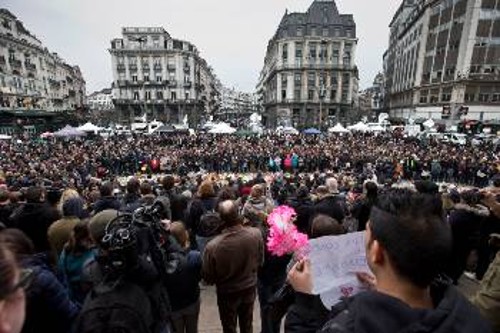 Στιγμιότυπο από εκδήλωση στη μνήμη των θυμάτων, στις Βρυξέλλες