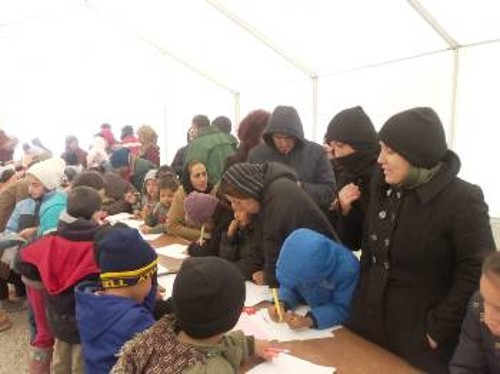 Από πρόσφατη επίσκεψη αλληλεγγύης του ΠΑΜΕ στον καταυλισμό των προσφύγων στο Κουτσόχερο