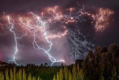 Ενα από τα πιο δυνατά θεάματα της φύσης με κεραυνούς εμφανίζεται στις εκρήξεις ηφαιστείων που εκτοξεύουν μεγάλες ποσότητες στάχτης, όπως το εικονιζόμενο ηφαίστειο Πουγιέχουε Κορντόν Κολ, της Χιλής
