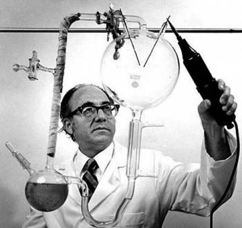 Ο Στάνλεϊ Μίλερ, μαζί με τον Χάρολντ Γιούρεϊ, έδειξαν με πείραμά τους τη δεκαετία του 1950, ότι ο ηλεκτρισμός μπορεί να είναι κρίσιμο στοιχείο για την εμφάνιση της ζωής σε έναν πλανήτη με νερό σε υγρή μορφή