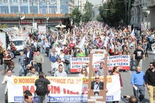 Η πορεία των δυνάμεων του ΠΑΜΕ ανεβαίνει τη Σταδίου, στην απεργία στις 7 Απρίλη