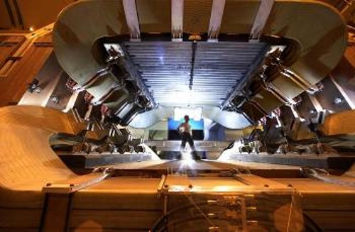 Ο μαγνήτης του πειράματος LHCb του Μεγάλου Επιταχυντή Αδρονίων, όπου ανακαλύφθηκαν τα πεντακουάρκ, στη φάση κατασκευής του το 2008