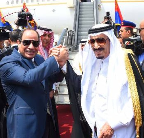 Στιγμιότυπο από τη θερμή υποδοχή του Σαουδάραβα βασιλιά Σαλμάν στο αεροδρόμιο του Καΐρου από τον Πρόεδρο Σίσι