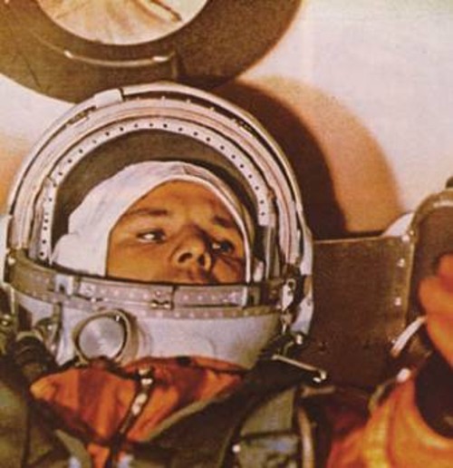 Στις 12 Απρίλη 1961, ώρα 9.07' εκτοξεύθηκε επανδρωμένο διαστημόπλοιο. Η πτήση διάρκεσε 108 λεπτά. Ο πρώτος άνθρωπος που υψώθηκε στο διάστημα ήταν ο πολίτης της ΕΣΣΔ Γιούρι Γκαγκάριν
