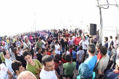 Ο δήμαρχος Χαϊδαρίου περιστοιχισμένος από δεκάδες προσφυγόπουλα