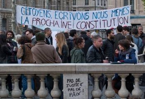 Από συγκέντρωση των «Nuit Debout», με το πανό να γράφει: «Πολίτες, ας γράψουμε μόνοι μας το επόμενο Σύνταγμα»
