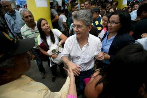 Ο αντιδραστικός πρόεδρος της Βουλής της Βενεζουέλας πρωτοστατεί στη συλλογή υπογραφών για το δημοψήφισμα κατά του Μαδούρο