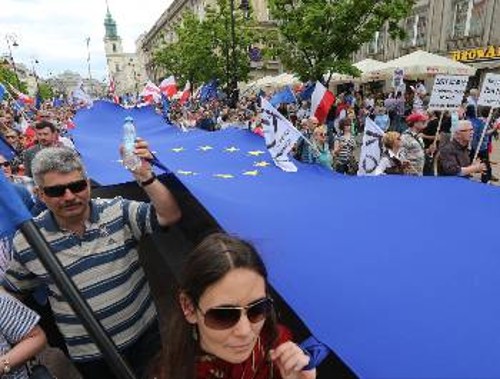Οταν λαϊκές δυνάμεις διαδηλώνουν με τη σημαία της λυκοσυμμαχίας της ΕΕ... κάτι δεν πάει καλά