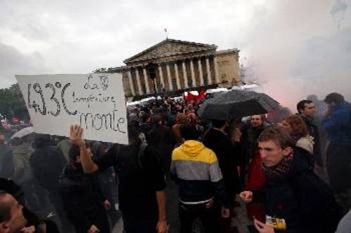 Οι διαδηλωτές στη Γαλλία σατιρίζουν το άρθρο 49 παρ. 3 που προωθεί την αντεργατική νομοθεσία μέσω υπουργικής απόφασης