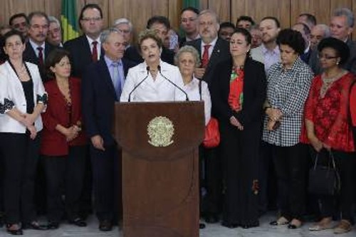 Η Πρόεδρος της Βραζιλίας μετά την αποπομπή της που προκάλεσαν πρώην σύμμαχά της αστικά κόμματα, τα οποία αποχώρησαν από τον κυβερνητικό συνασπισμό με το σοσιαλδημοκρατικό Κόμμα των Εργαζομένων