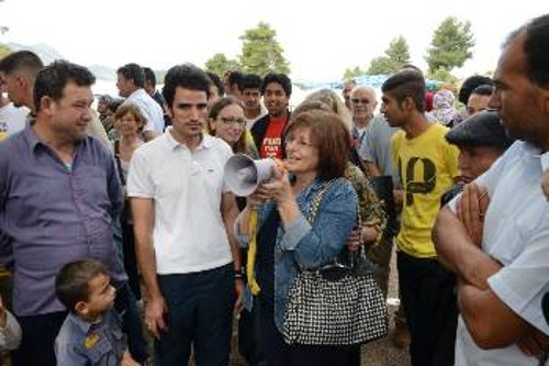 Η Δ. Μανωλάκου ενημερώνει πρόσφυγες και μετανάστες για τη συμπαράσταση του ΚΚΕ