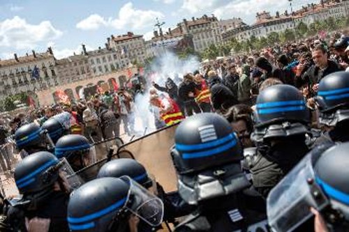 Από τις δυναμικές εργατικές κινητοποιήσεις στη Γαλλία που συναντάνε την κρατική καταστολή