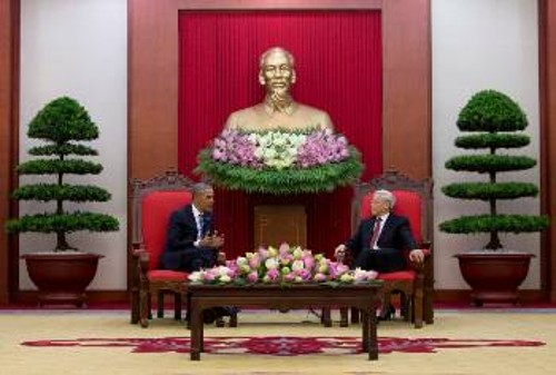 Ο Αμερικανός Πρόεδρος στην έδρα του ΚΚ Βιετνάμ, όπου συνάντησε τον ΓΓ του κόμματος