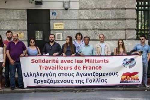 Από τη χτεσινή παράσταση διαμαρτυρίας στη γαλλική πρεσβεία