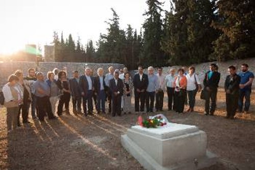 Τα μέλη του ΠΣΕ αποτίουν φόρο τιμής στο τόπο της θυσίας στην Καισαριανή