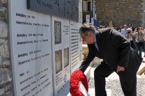 Ο Δ. Κουτσούμπας καταθέτει στεφάνι εκ μέρους της ΚΕ του ΚΚΕ στο μνημείο για τον ΔΣΕ στην Κερπινή