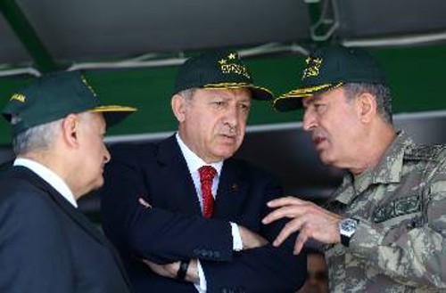 Ο Τούρκος επιτελάρχης (δεξιά) ενημερώνει Πρόεδρο και πρωθυπουργό για τη μεγάλη άσκηση «Efes»