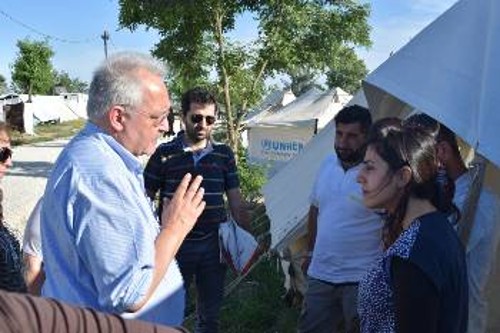 Το κλιμάκιο του ΚΚΕ συνομιλεί με πρόσφυγες και μετανάστες