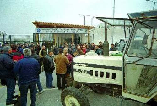Στιγμιότυπο από τη συγκέντρωση διαμαρτυρίας των αγροτών μπροστά στο στρατηγείο του ΝΑΤΟ στον Τύρναβο