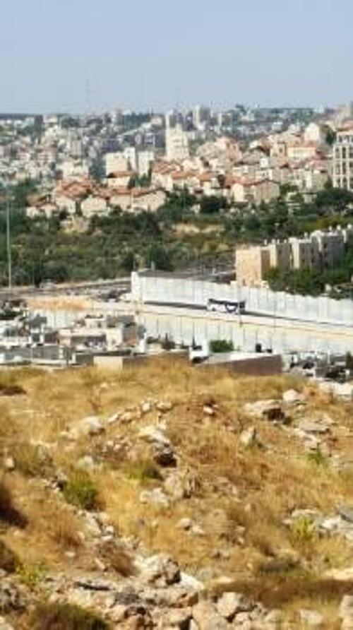 Το τείχος που διαιρεί την παλαιστινιακή γη και οι εποικισμοί είναι χαρακτηριστικές πλευρές της ισραηλινής κατοχής