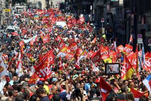 Από τη μαζική προχτεσινή εργατική διαδήλωση στη Μασσαλία