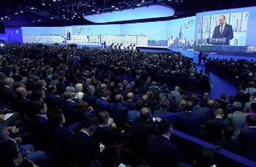 Ο Πούτιν απευθύνεται σε εκπροσώπους επιχειρήσεων κατά τις εργασίες του Φόρουμ