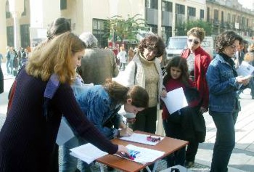 Μέλη της ΚΝΕ ενημερώνουν τους πολίτες της Θεσσαλονίκης και μαζεύουν υπογραφές ενάντια στη δίκη των έξι φιλειρηνιστών στο Κιλκίς