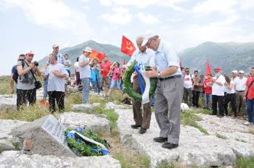 Κατάθεση στεφάνων από επιζώντες μαχητές του ΔΣΕ στο μνημείο που τοποθετήθηκε στο ύψωμα Σταρόδα
