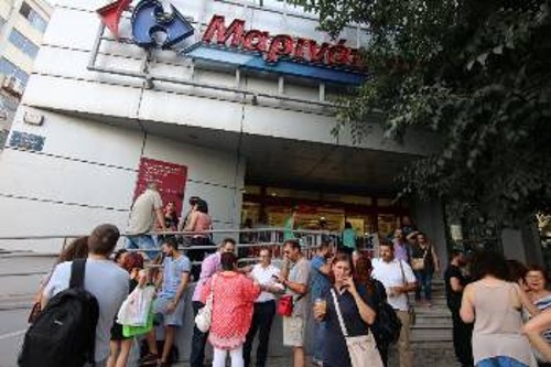 Εργαζόμενοι της «Μαρινόπουλος» σε παλιότερη κινητοποίηση, έξω από κατάστημα της Θεσσαλονίκης