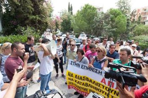 Από τη διαμαρτυρία που έκαναν τα κλαδικά σωματεία της Αθήνας στα κεντρικά γραφεία της «Μαρινόπουλος» στις 29 Ιούνη