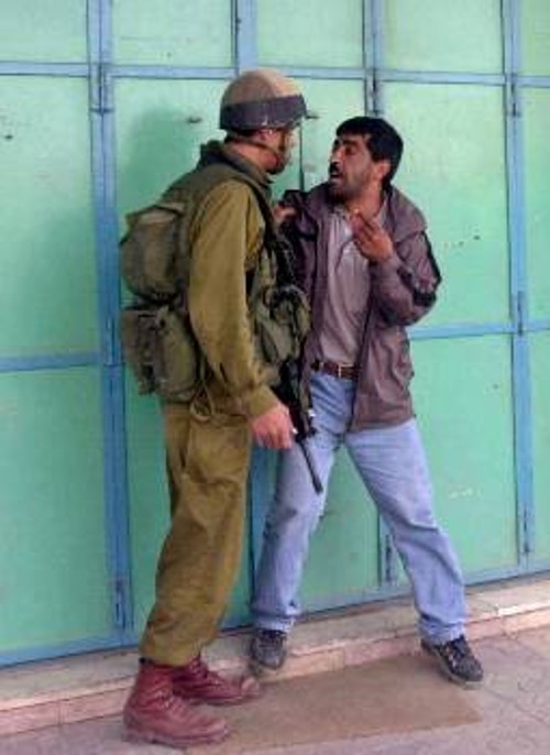 Ισραηλινός εμποδίζει Παλαιστίνιο, σε συνθήκες απαγόρευσης της κυκλοφορίας