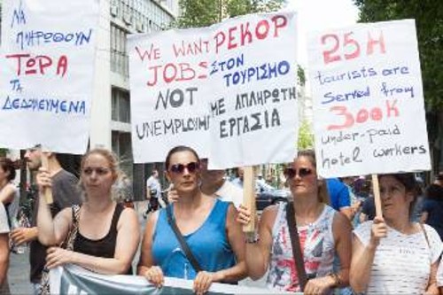 Εργαζόμενοι διαμαρτύρονται για την «ευελιξία» στην αγορά εργασίας που σαρώνει τα δικαιώματά τους, την οποία υπερασπίζεται η κυβέρνηση