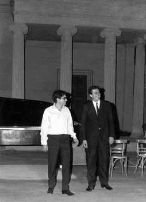 Ο Μ. Θεοδωράκης με τον Φ. Λάδη, στο Θέατρο του Λυκαβηττού, κατά την πρώτη παρουσίαση του δίσκου, το 1966