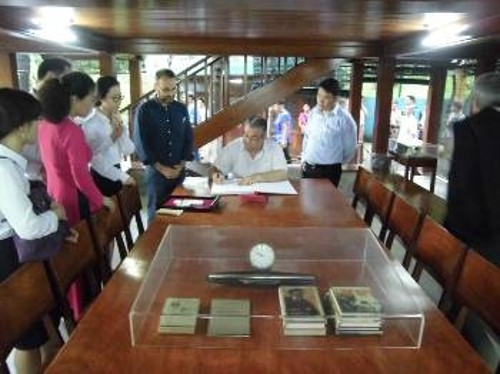 Μετά την ολοκλήρωση της ξενάγησης στο χώρο που ζούσε και δούλευε ο Χο Τσι Μινχ, ο Δ. Κουτσούμπας υπέγραψε στο βιβλίο επισκεπτών