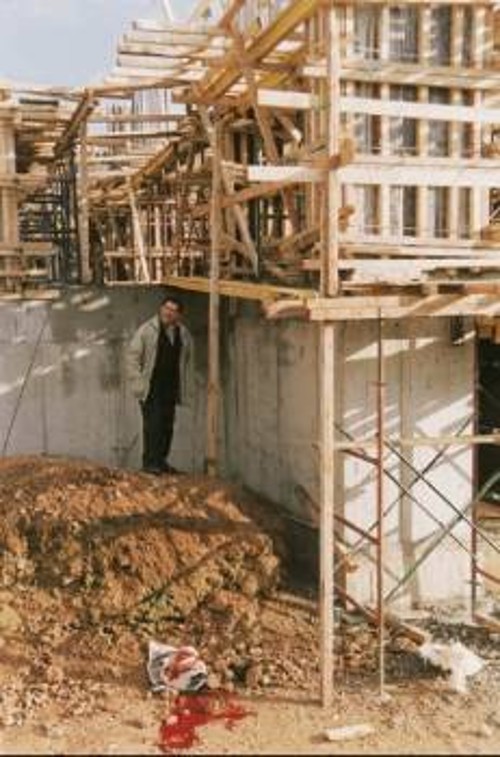 Με το αίμα των εργατών πλουτίζουν οι κατασκευαστικές εταιρίες που κατασκευάζουν τα έργα. Η φωτογραφία είναι από το χώρο όπου σκοτώθηκε ο 62χρονος Χρήστος Μιάμης στο Ολυμπιακό Χωριό