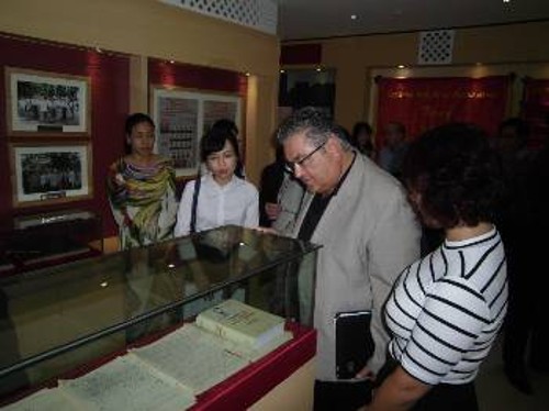 Μπροστά από προθήκη με χειρόγραφα άρθρων του Χο Τσι Μινχ για την εφημερίδα του ΚΚ Βιετνάμ