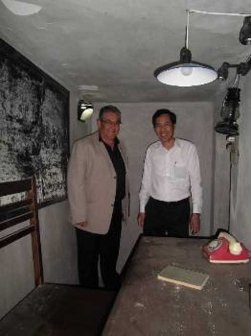 Ο Δ. Κουτσούμπας με τον διευθυντή της «Nhan Dan» στο υπόγειο καταφύγιο όπου δούλευε η συντακτική επιτροπή της εφημερίδας κατά τη διάρκεια των αμερικανικών βομβαρδισμών