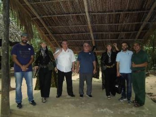 Η αντιπροσωπεία του ΚΚΕ κατά την επίσκεψή της στις σήραγγες της περιοχής Cu Chi
